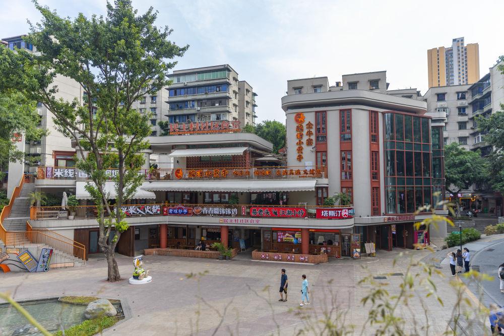 　　△2024年9月23日，重庆九龙坡区谢家湾街道民主村社区一角。2023年4月，民主村更新项目完成，社区环境焕然一新。