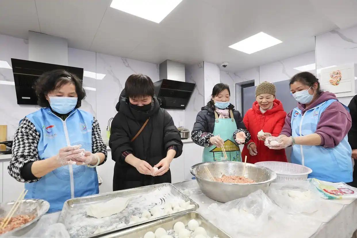 △2024年2月23日，在上海闵行区新时代城市建设者管理者之家，住户和志愿者制作手工元宵。