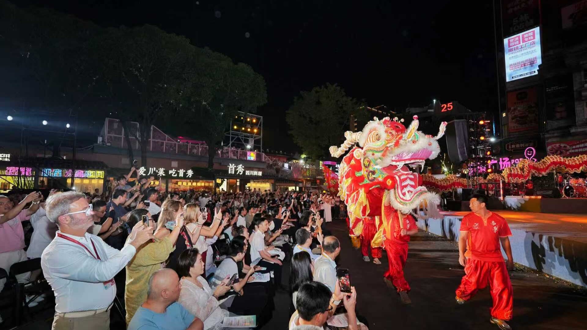 Cultural exchange lights up Foshan night | Meet Foshan ③