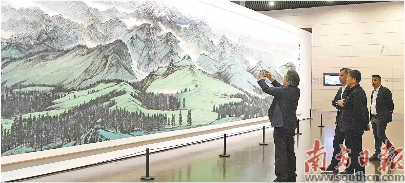 在粤港澳大湾区文化周暨“其命惟新——广东美术百年大展”展览现场，嘉宾驻足观赏巨作《大美天山》。