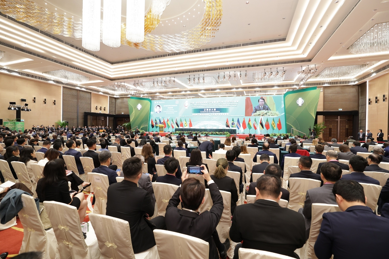 Conferência dos Empresários realizada com sucesso. Cerca de 700 representantes de todos os sectores provenientes da China e dos PLPs participaram no evento