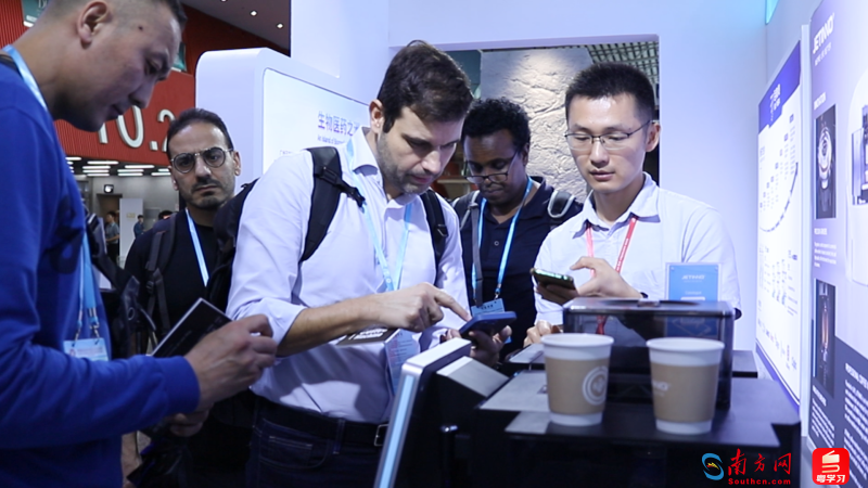 采购商体验智能咖啡机。