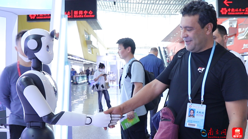国外采购商与智能机器人握手。
