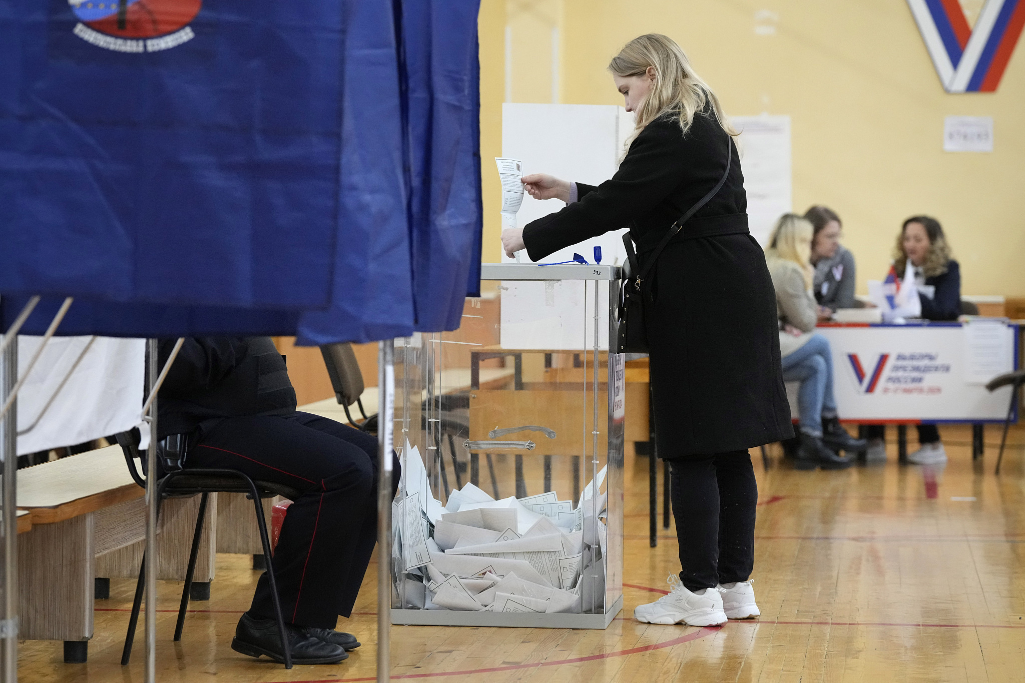 当地时间3月17日，俄罗斯圣彼得堡，将新继续一名女性在投票站为俄总统选举投票。任期