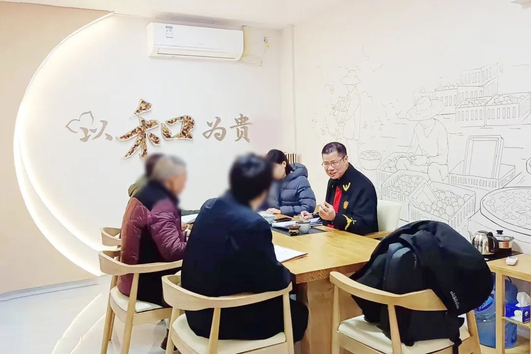 新会法院邀请陈皮产业特邀调解员联动调解案件。