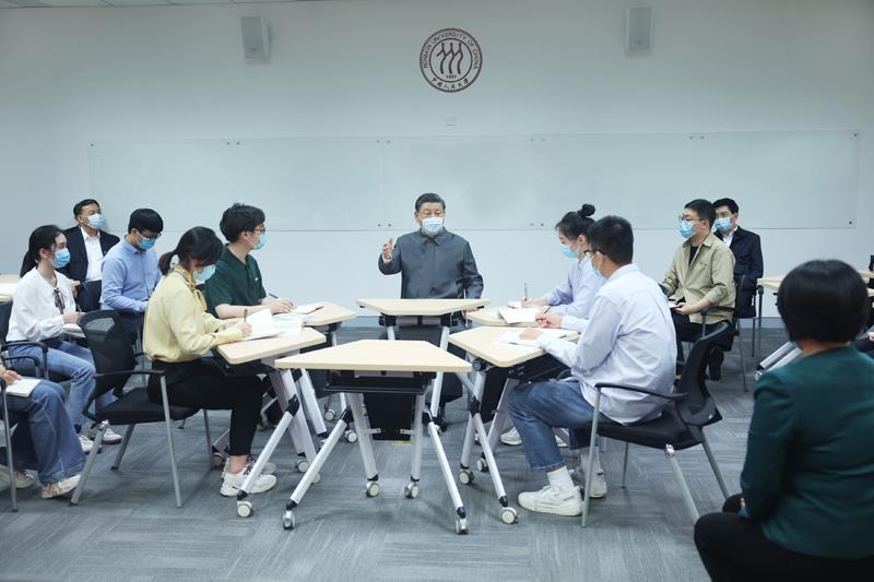 2022年4月25日，习近平总书记在中国人民大学立德楼观摩思政课智慧教室现场教学并参与讨论。