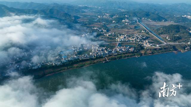 郁南西江水韵，满眼风光入画来。