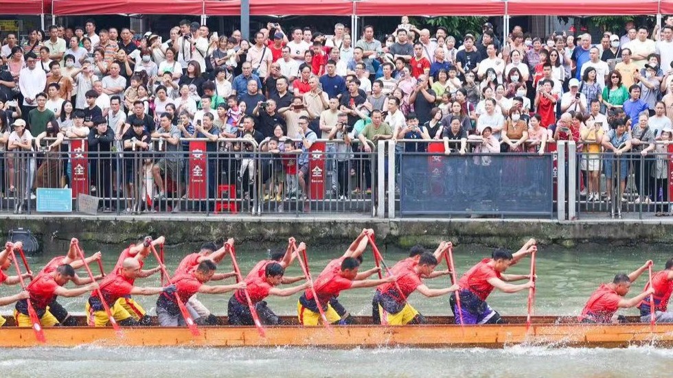 广州车陂龙舟赛“新秀”亮相，队员用心用情用力诠释龙舟精神