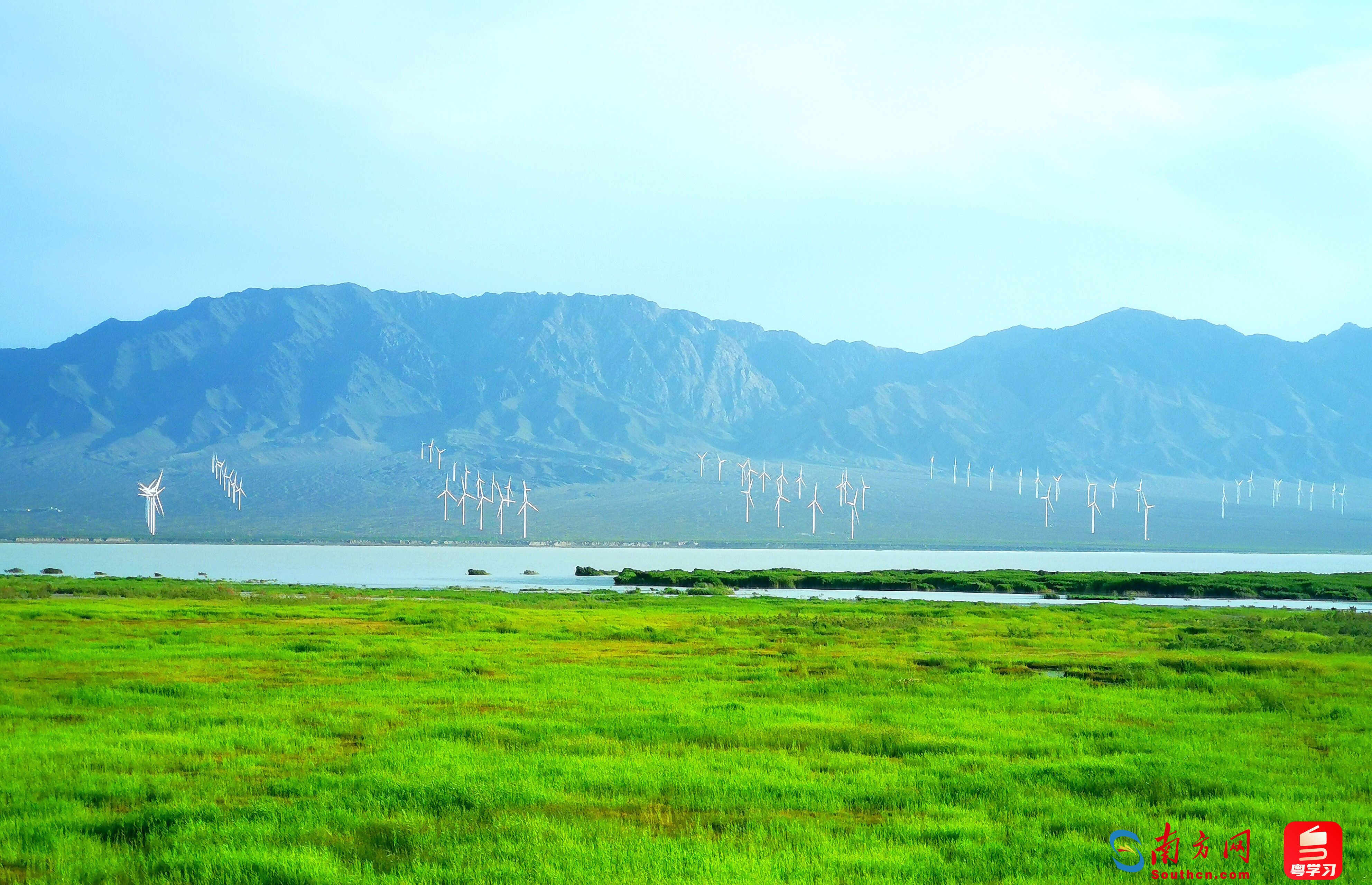 湿地旁的粤水电达坂城风电场