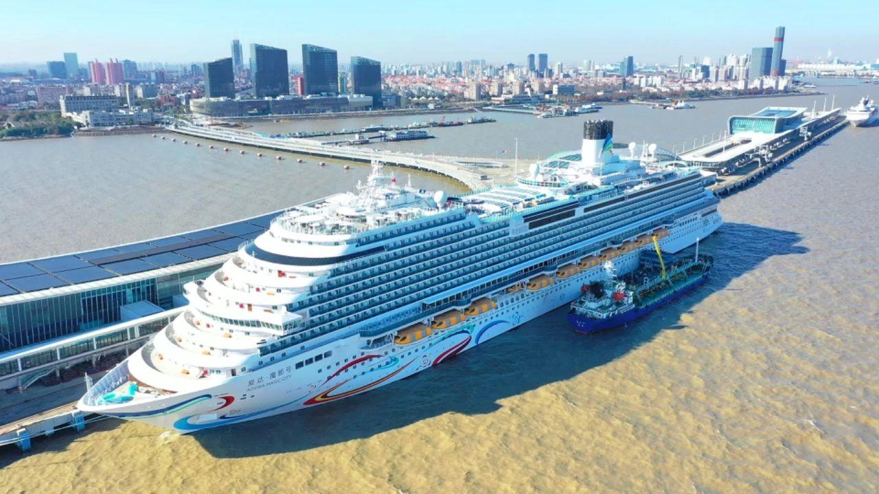 2024年1月1日，国产首艘大型邮轮“爱达·魔都号”从上海吴淞口国际邮轮港开启商业首航。
