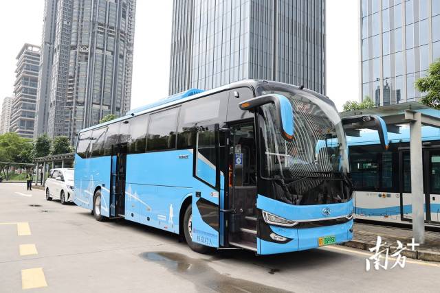 深中跨市公交车到达深圳前海湾地铁站站点。 南方+ 叶志文 拍摄