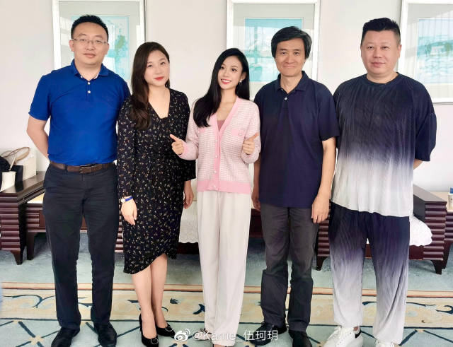 在《2021中国好声音》夺冠后，伍珂玥回到母校深圳大学探访老师们。