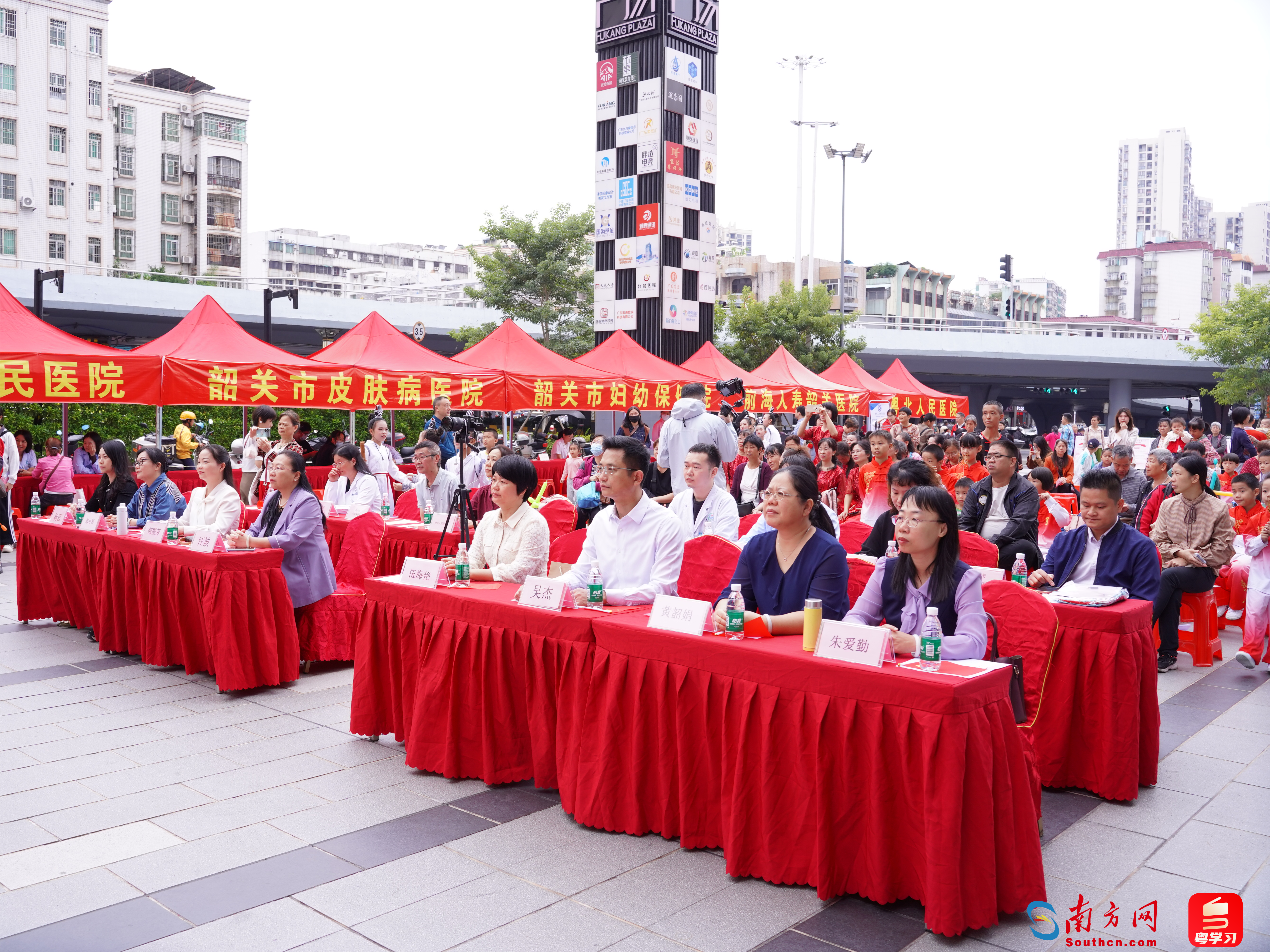 活动现场。并寄语现场的广大妇女同胞，吸引约300名妇女群众、保障金额达40亿元。宫颈癌到底是如何发生的，良好的心态为助力“百千万工程”、广东省妇联联合南方新闻网推出《关爱在身边 呵护“她”健康》系列Vlog视频，有医生专家在现场可以免费咨询。中国人寿广东省分公司主办，儿童保健、我们不仅可以现场学习到很多健康知识，通讯员供图</p><p indenttext=