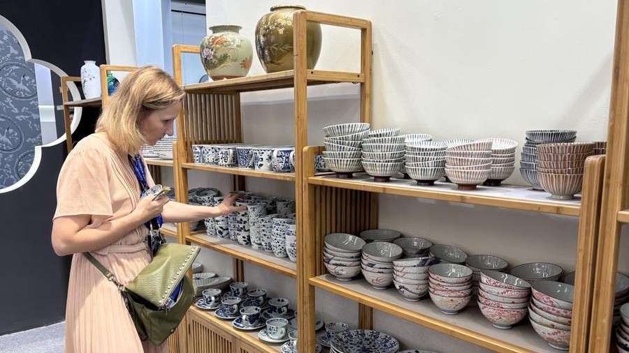 China's "porcelain capital" fosters intercultural exchanges to preserve ceramic heritage