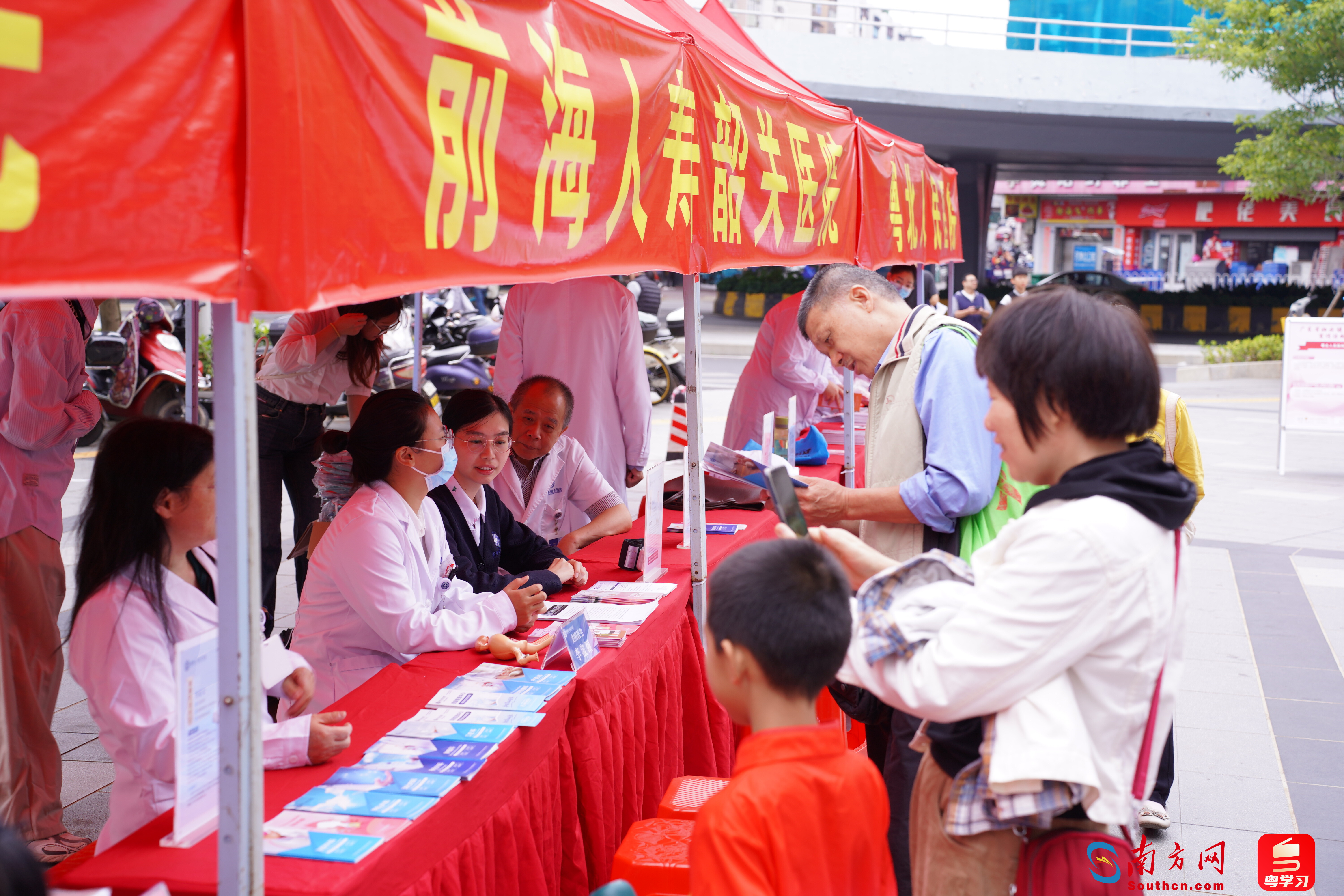 妇女群众在义诊服务区进行免费健康咨询。通讯员供图