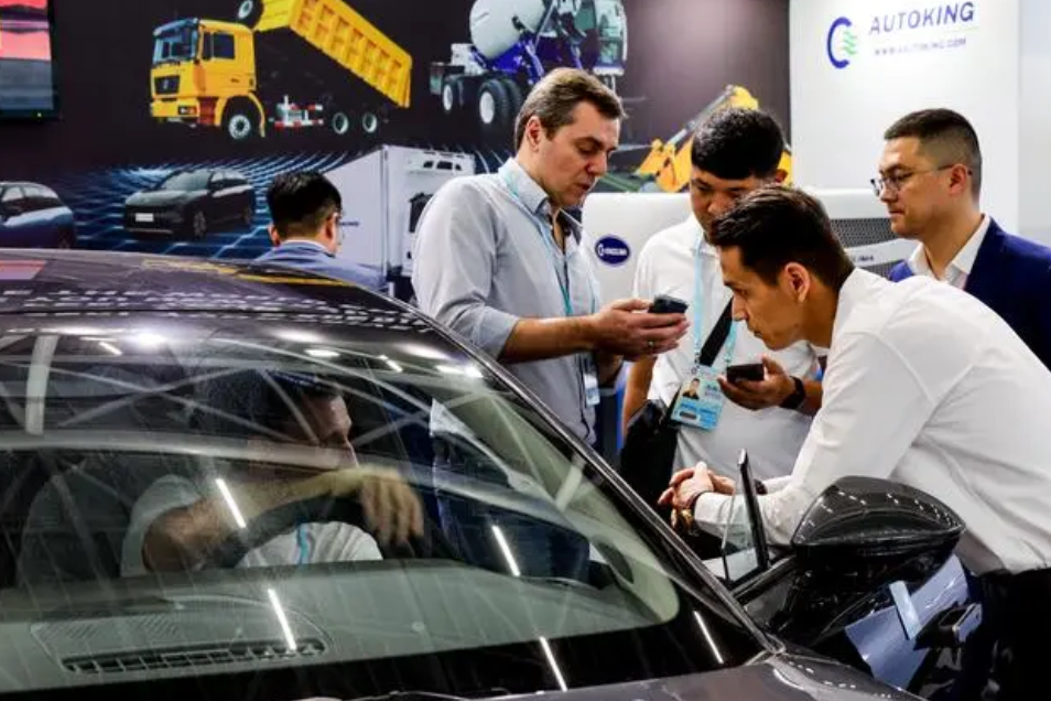 今年4月15日，采购商在广交会新设置的新能源及智能网联汽车展区了解中国新能源汽车产品。