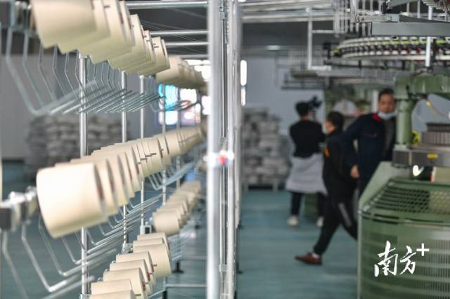 现代轻工纺织服装产业是清远重点承接的产业之一，图为广清纺织服装产业有序转移园生产车间。南方+记者 曾亮超 摄