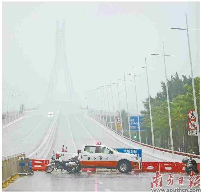 17日下午,湛江海湾大桥已暂时封闭。南方日报记者 王俊涛 摄