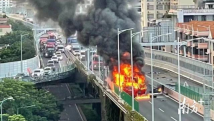 广州机场高速三元里段一辆货车自燃,现场浓烟滚滚 广州机场高速三元里段一辆货车自燃,现场浓烟滚滚