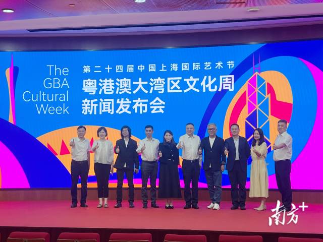 发布会嘉宾合影留念。 影子 拍摄