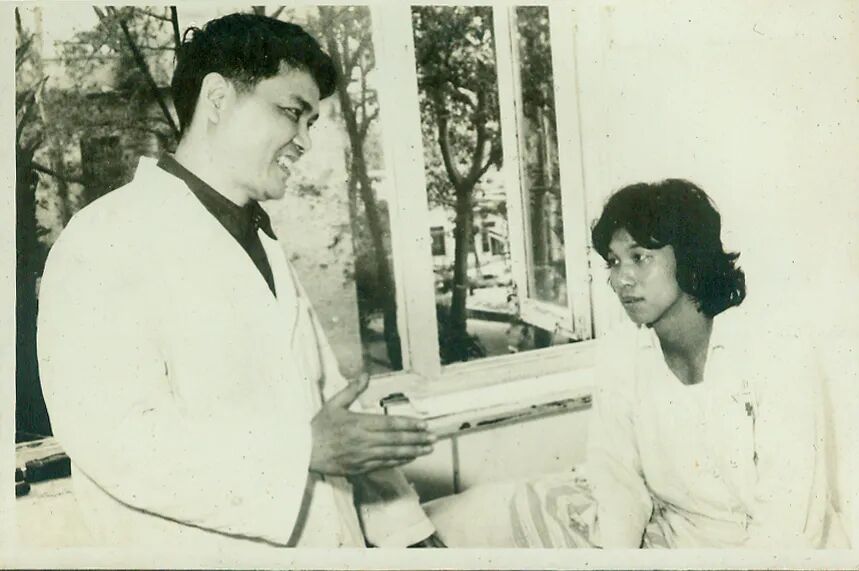 梅骅(左一)在查房。