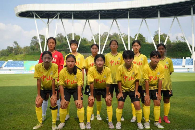 中山队首发队员赛前合影。