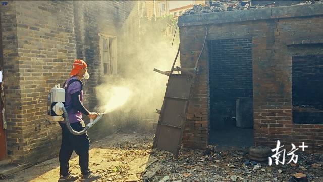 陈村镇工作人员在做社区消杀。