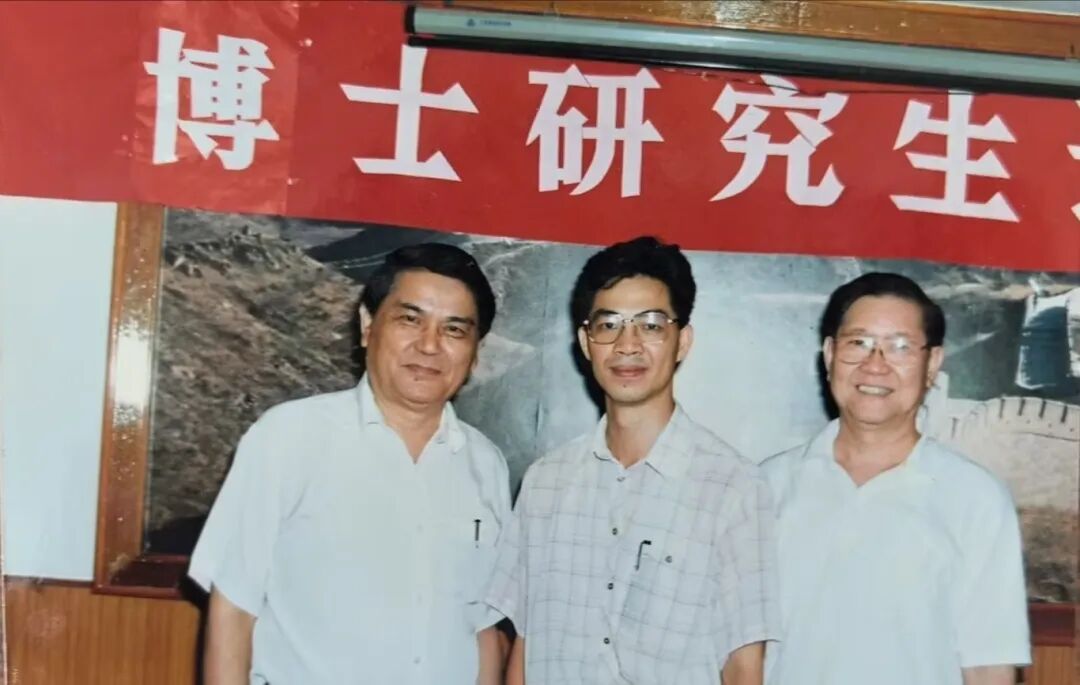 1995年,陈凌武(左二)参加博士研究生毕业答辩,与导师梅骅(左一)合影留念。