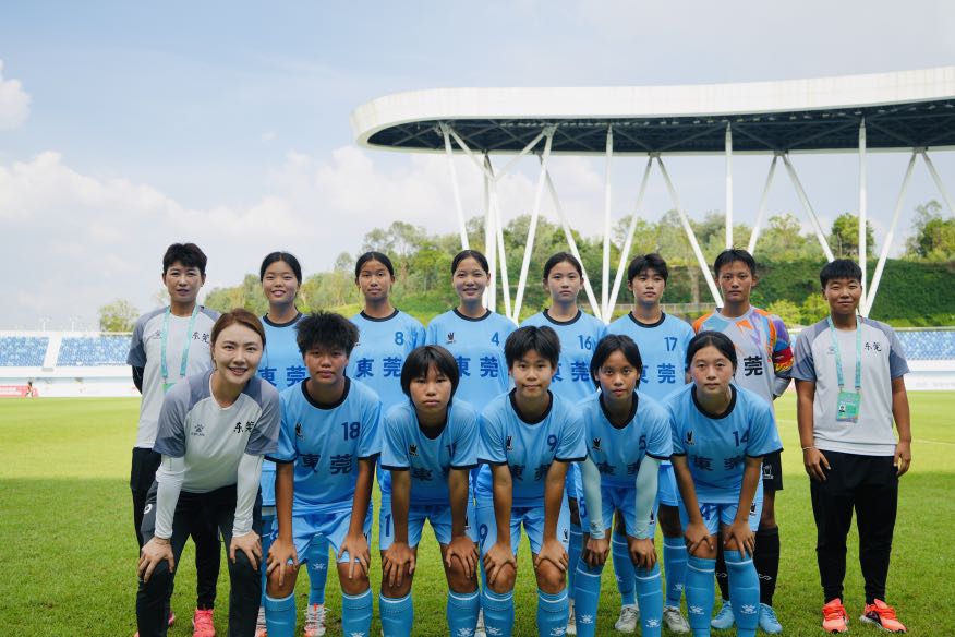 东莞队首发队员赛前合影。