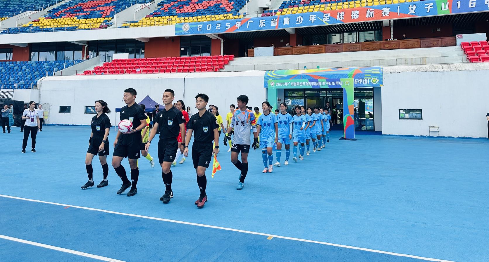 双方队员入场。