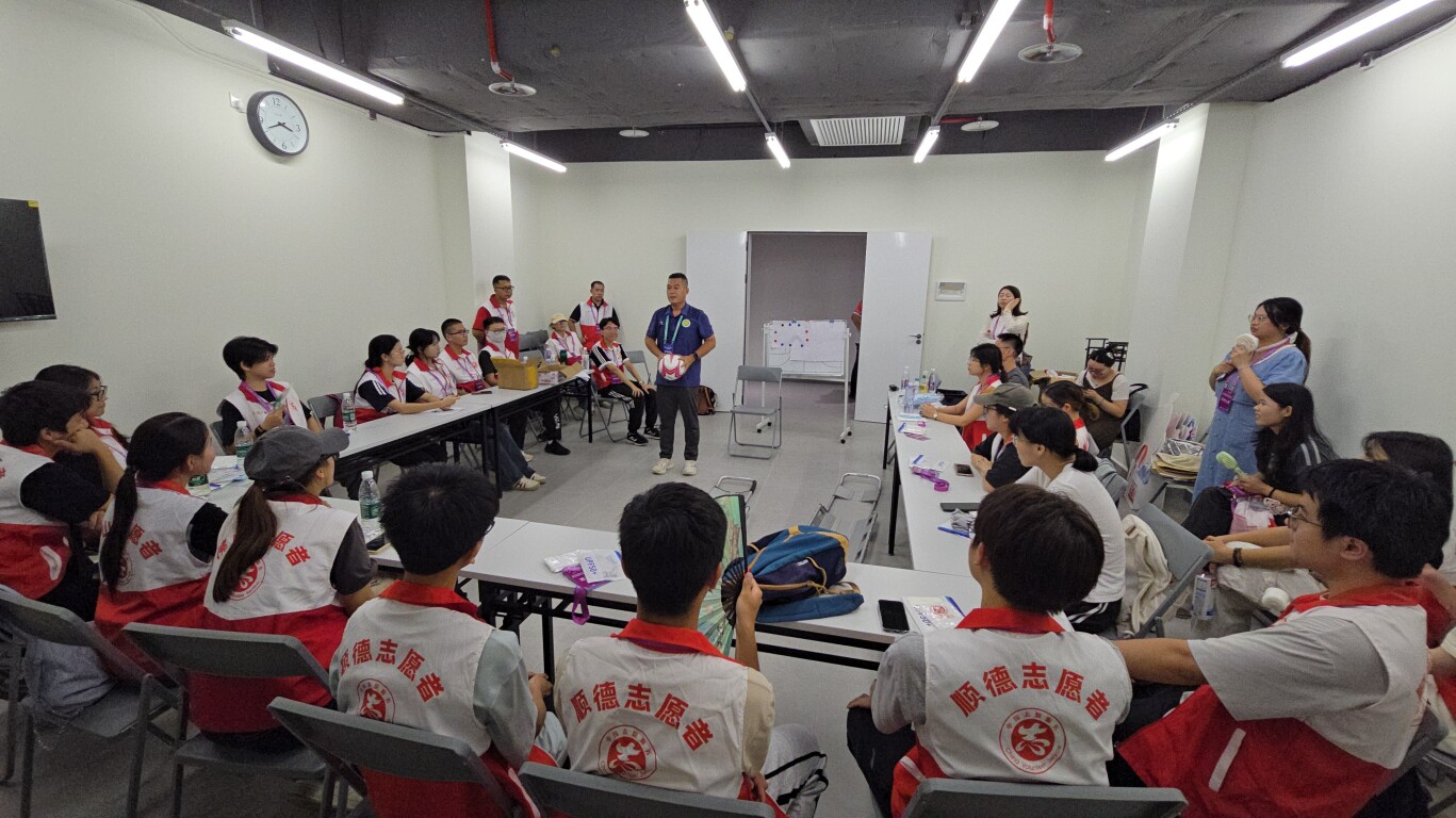 志愿者进行岗前集中培训。