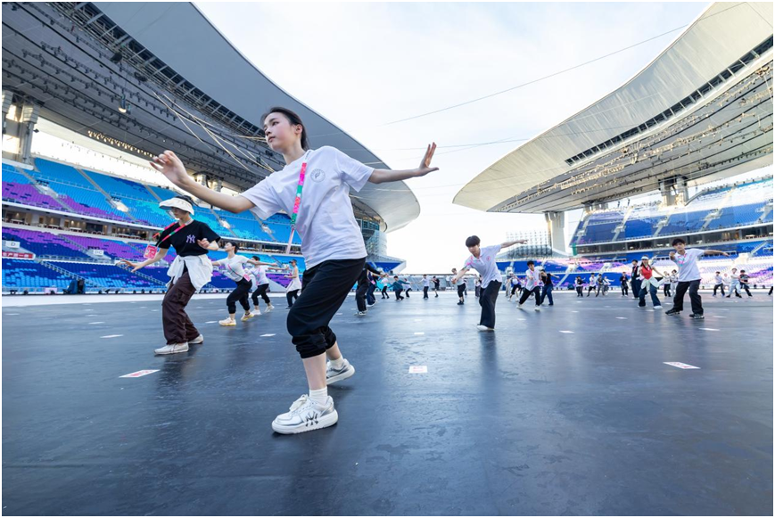 图为开幕式现场排练实拍图