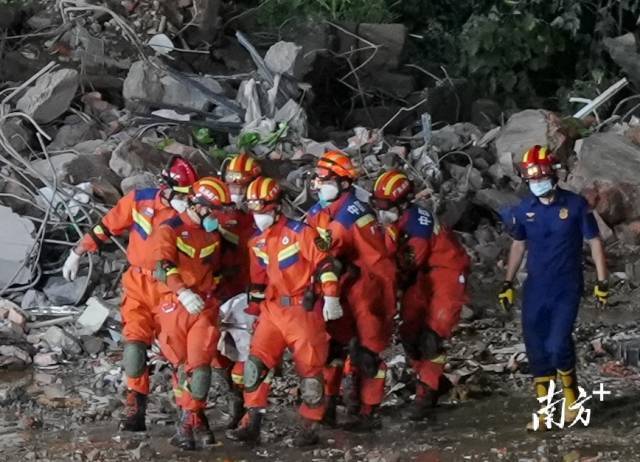 经过省、市、区三级多部门不间断救援，广州市白云区大源村山体垮塌现场被困人员14人已全部救出。 钟志辉 梁文祥 张令 郑新洽 董天健 石磊 摄