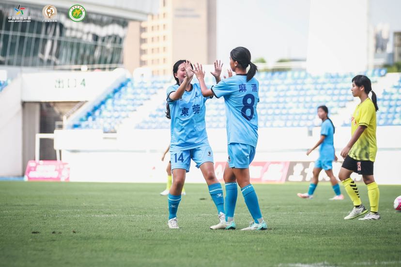 东莞队8号进球后与队友庆祝。邦柏文体供图