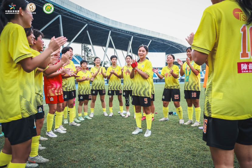 为中山队的队员庆生。