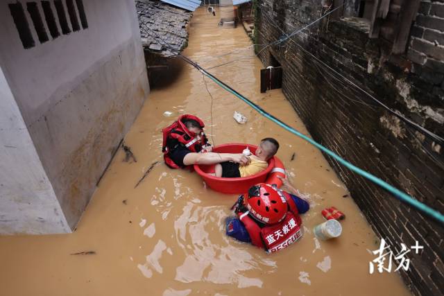 驰援怀集的广东蓝天救援队接到指挥中心派出的任务：一岁多的男孩小麦持续高烧，急需转移就医。