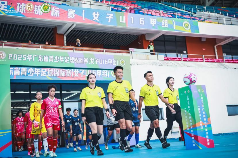 佛山队与深圳队进场。