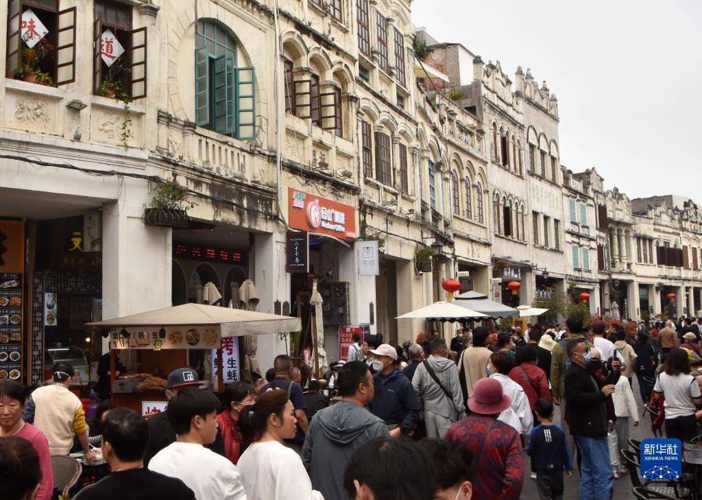 1月23日，游客在海口骑楼老街游览。新华社记者 刘邓 摄