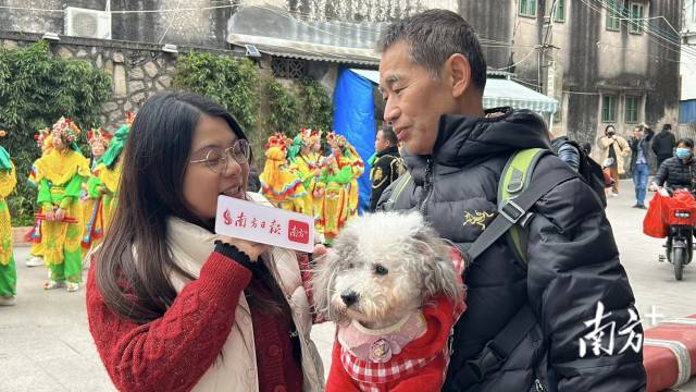 来自江西的周先生带着宠物从广州自驾到汕头看英歌舞表演。