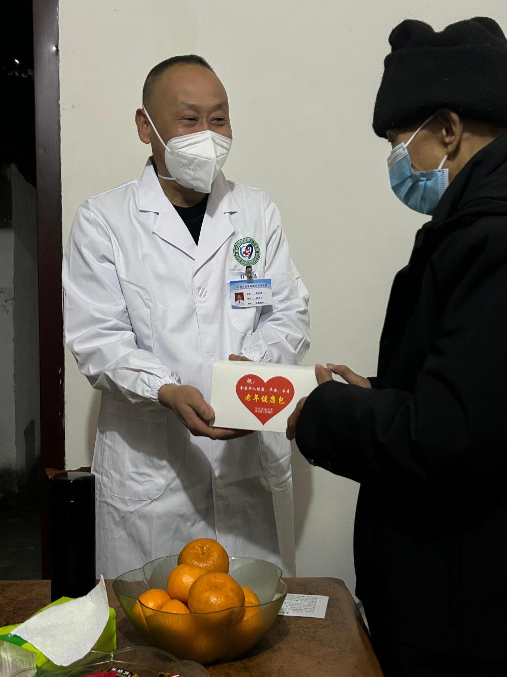 重庆市巫山县官渡镇中心卫生院家庭医生为老人送“健康包”。（受访者供图）