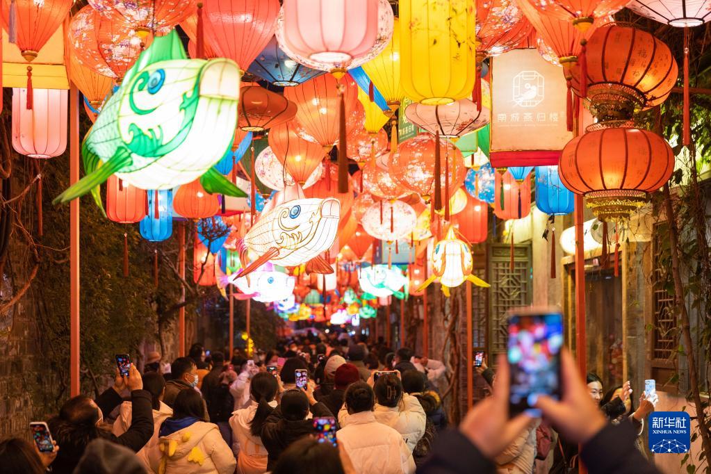 1月22日，游人在南京老门东景区赏灯游览。新华社发（苏阳摄）