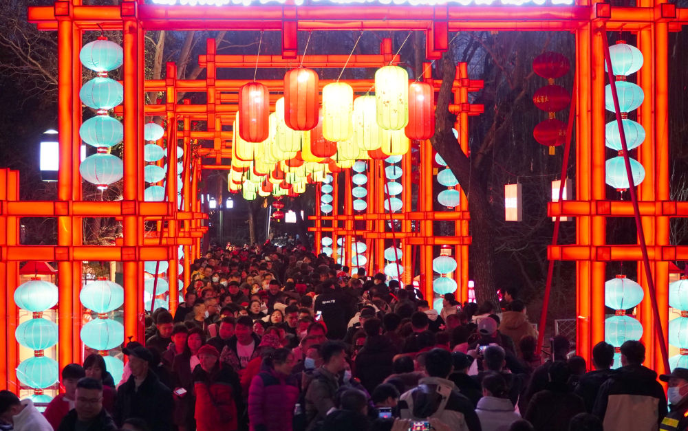  2024年2月11日晚，人们在济南市趵突泉公园观赏花灯。新华社记者 徐速绘 摄