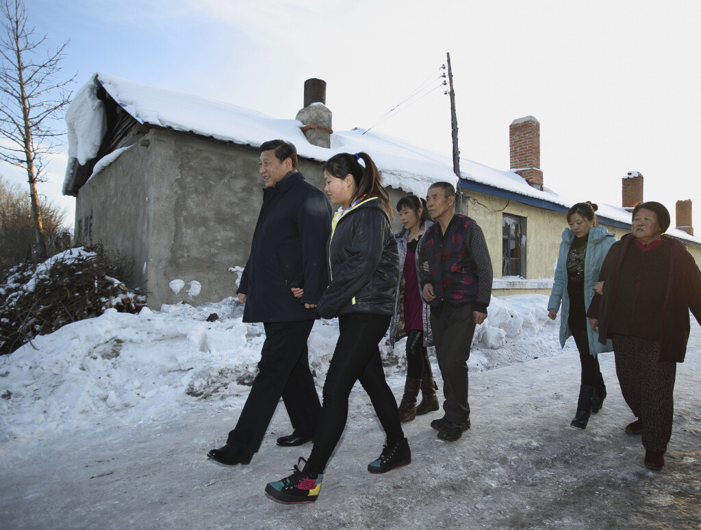 2014年1月26日，习近平总书记来到内蒙古阿尔山市伊尔施镇看望生活在林业棚户区的群众。