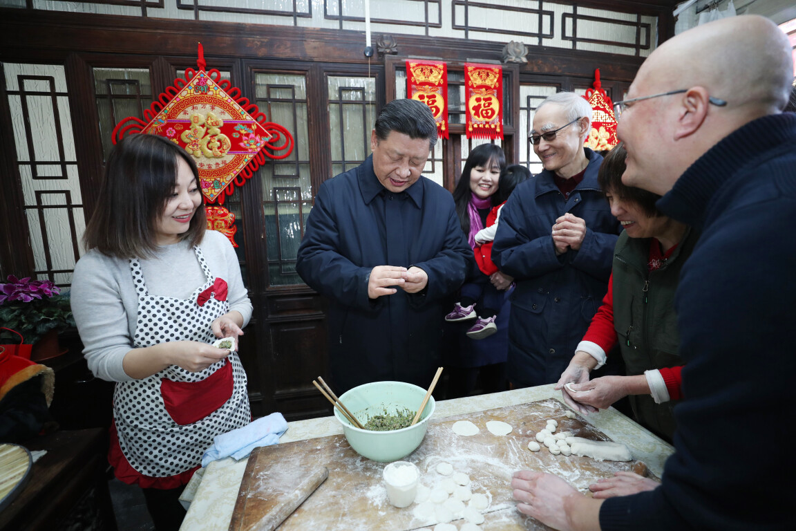 2019年2月1日，习近平总书记在北京前门东区草厂四条胡同，同朱茂锦一家人包饺子、聊家常。