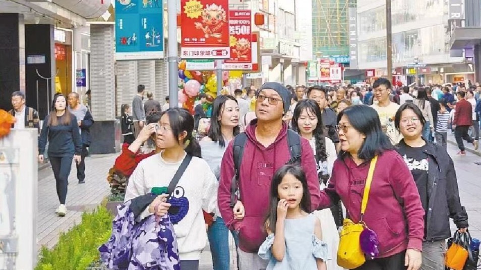 春节期间广式年货走俏市场 “科技年货”受青睐