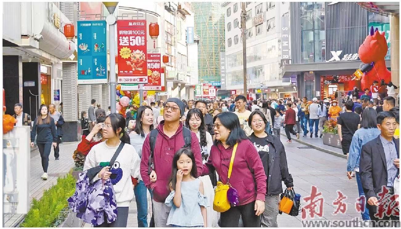 2月16日，深圳东门步行街逛街游玩的游客络绎不绝。南方日报记者 鲁力 摄