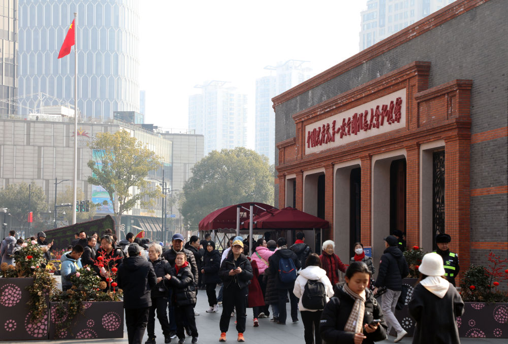  2024年2月10日，位于上海的中共一大纪念馆举办贺新春活动，纪念馆前游人众多。新华社发