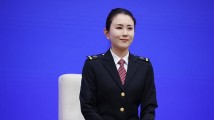 “广铁人”李元登上国新办见面会 讲述“迎春花”暖心服务故事 “广铁人”李元登上国新办见面会 讲述“迎春花”暖心服务故事