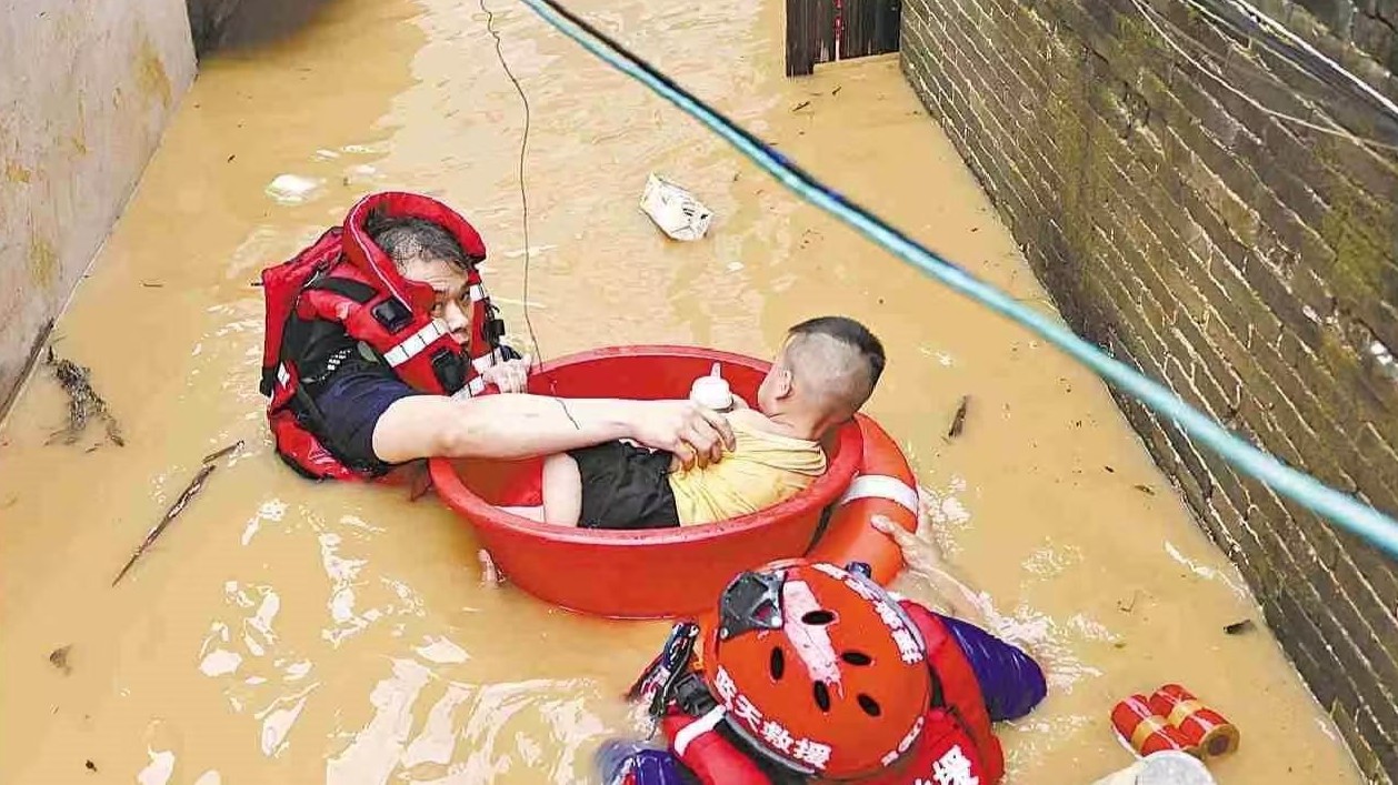 洪水中的接力救援：肇庆怀集一岁半幼儿高烧41℃ 众人协力送医
