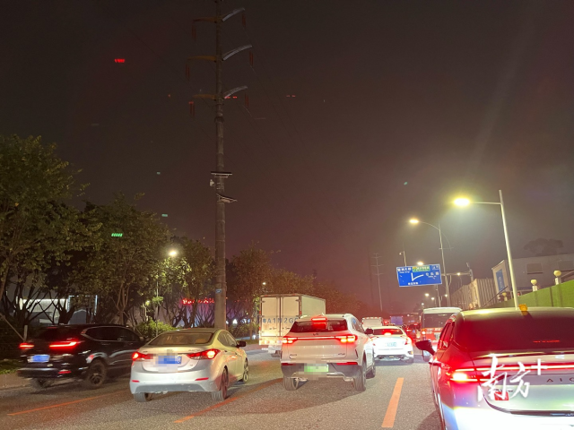27日23时30分，海珠区新滘东路接科韵南路入口处就排起了长龙。